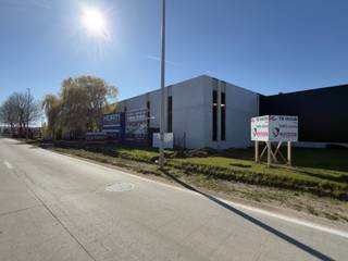 Deze moderne KMO-unit van 1190m² maakt deel uit van het KMO-park ‘Schipdonk’. Optioneel kan er bijkomend 200 m² kantoorruimte worden bij gehuurd.<br />De unit bevindt zich vooraan op de site, wat zorgt voor uitstekende visibiliteit en een representatieve ligging. Het KMO-park is gelegen in de industriezone van Deinze en geniet van een vlotte bereikbaarheid. De E17 bevindt zich op slechts 6 km, met een directe verbinding naar Gent en Kortrijk.<br /><br />De bedrijfsruimte beschikt over een vrije hoogte van ca. 6 meter en is toegankelijk via 2 sectionale poorten en 2 afzonderlijke toegangsdeuren. Verder is de unit uitgerust met een polybetonvloer, een lichtstraat met rookluik en energiezuinige LED-verlichting.<br />De unit is voorzien van elektriciteit, gas, water en internet. Daarnaast zijn er 12 privatieve parkeerplaatsen beschikbaar en is er voldoende manoeuvreerruimte op de site.<br /><br />Deze ruimte is uitermate geschikt voor opslag-, productie- of ambachtelijke activiteiten.<br /><br />Voor bijkomende inlichtingen, plannen of een vrijblijvend plaatsbezoek, contacteer Henry Van Tornhout via 0474 13 37 93 of henry@kmovastgoed.be.