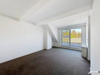 Dakappartement met ruim zonnig terras in kleinschalig gebouw Dit gezellige dakappartement bevindt zich in een kleinschalig gebouw met 5...