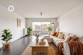 Energiezuinig, instapklaar appartement met 2 slaapkamers en terras met uitzicht op het water!Op een centrale ligging aan de Groeninghekaai in Kortrijk bevindt zich dit aangename en instapklare appartement. Dankzij de combinatie van een EPC-label A, twee terrassen en een prachtig uitzicht op het water is dit een ideale woonst voor starters, investeerders of wie comfortabel en centraal in Kortrijk wil wonen.Het appartement verwelkomt u via de inkomhal met apart toilet. De lichtrijke leefruimte sluit mooi aan op de open, volledig geïnstalleerde keuken en biedt toegang tot het terras. Verder beschikt het appartement over twee ruime slaapkamers en een badkamer met inloopdouche en lavabo.Een absolute troef zijn de twee terrassen, waarvan één uitkijkt over het water en een bijzonder aangename plek vormt om te genieten van de omgeving. Daarnaast beschikt het appartement over een staanplaats en een gemeenschappelijke fietsenberging.Troeven: Energiezuinig (label A), uitzicht op het water, centrale verwarming op aardgas, dubbele beglazing, centraal gelegen.Een instapklaar en energiezuinig appartement op een toplocatie, ideaal voor eigen bewoning én als investering.Bezoek na afspraak met Immo Beguin: tessa@immobeguin.be