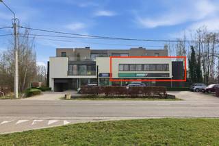 <p><strong><span>MODERN EN ENERGIEZUINIG APPARTEMENT MET 2 SLAAPKAMERS, TERRAS, BERGING EN AUTOSTANDPLAATS TE HUUR IN HASSELT</span></strong></p>
<p><span>Op een uitstekende locatie aan de Genkersteenweg in Hasselt bevindt zich dit moderne en instapklare appartement van 86 m², gebouwd in 2010. Dankzij de centrale ligging geniet u van een vlotte bereikbaarheid, terwijl alle dagelijkse voorzieningen, winkels, openbaar vervoer en belangrijke invalswegen zich in de onmiddellijke omgeving bevinden.</span></p>
<p><span>Het appartement beschikt over een ruime en lichtrijke leefruimte, een volledig uitgeruste keuken, twee comfortabele slaapkamers en een verzorgde badkamer. Aan de achterzijde van het gebouw bevindt zich een aangenaam privéterras waar u in alle rust kunt genieten van het buitenleven.</span></p>
<p><span>Ook op vlak van energiecomfort scoort deze woning uitstekend. Met een EPC-label B woont u niet alleen comfortabel, maar houdt u ook uw energiekosten onder controle. Bovendien zijn een privatieve autostaanplaats en een praktische berging inbegrepen, wat het wooncomfort compleet maakt.</span></p>
<p><span>Bent u op zoek naar een recent, energiezuinig appartement op een centrale ligging in Hasselt? Dan is deze woning absoluut een bezoek waard.<br /><br />Mail ons op info@momentumvastgoed.be voor een bezoek ter plaatse.<br /><br /></span></p>