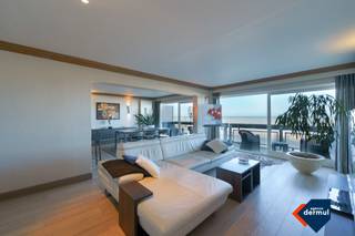 Geniet van eindeloos zeezicht in dit exclusieve ruim doorloop appartement van 125 m², gelegen op de 1ste verdieping van de Residentie Aldis op de Zeedijk van Oostende. Met een indrukwekkende breedte van 8 meter aan zeezijde en een ruim terras met frontaal zeezicht, beleef je hier elke dag het ultieme kustgevoel. Dit zeer goed onderhouden appartement biedt: 2 volwaardige slaapkamers, elk met toegang tot een zonneterras. Een lichtrijke leefruimte van 57 m² met open keuken en een prachtig panoramisch zeezicht. Een moderne badkamer met zowel ligbad als douche. Een berging in het appartement en een kelderberging voor extra opslagruimte. De ideale combinatie van ruimte, comfort en ligging maakt dit appartement uitermate geschikt als tweede verblijf of investering aan zee. Zeer goede prijs-kwaliteitverhouding! Mogelijkheid tot huren van een ruime garagebox vlak voor het gebouw in Parking Hypodroom. Mis deze unieke kans niet, maak vandaag nog een afspraak voor een bezichtiging en laat je verrassen door dit zeldzaam aanbod aan de Belgische kust.