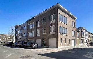 Gelegen op de hoek van de Kerkendijk met de René Carelsstraat. Tegenover het Xaverius College.INDELING EIGENDOMGelijkvloers: 3 aparte garages, elk...