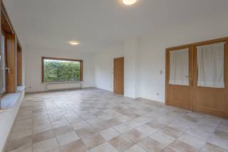 <p>Deze instapklare woning in Itterbeek is gelegen op een uitzonderlijk perceel van bijna 50 are en geniet van een prachtig verzicht over het omliggende groen.<br />De woning bevindt zich in een rustige, autoluwe straat en toch in de nabijheid van openbaar vervoer, Erasmus, invalswegen en meer.</p><p>De woning werd recent opgefrist (schilderwerken, plaatsing CV aardgas, ...) en bevindt zich vandaag in degelijke en instapklare staat. </p><p>Via de grote oprijlaan bereikt u de woning, volledig omgeven door groen en rust. De ruime inkomhal met vestiairehoek verwelkomt u meteen in een aangename en lichtrijke sfeer. Dankzij de grote raampartijen geniet de leefruimte van veel natuurlijke lichtinval. De vernieuwde keuken vormt een praktische basis en kan verder naar eigen smaak worden ingericht en afgewerkt. </p><p>Op het gelijkvloers bevindt zich daarnaast nog een bureau of kleine slaapkamer, ideaal voor thuiswerk of gelijkvloers wonen. Verder zijn er een gastentoilet, een praktische berging en een bijzonder ruime garage aanwezig. Voor de garagepoort bevindt zich bovendien een ruime oprit met plaats voor meerdere wagens.</p><p>Op de eerste verdieping bevinden zich drie zeer ruime slaapkamers van respectievelijk 16m², 23m² en 26m². De badkamer beschikt over een douche in bad en er is eveneens een apart toilet voorzien op deze verdieping. Extra bergruimte is aanwezig via de bijkomende berging op de verdieping.</p><p>De zolderverdieping kan perfect dienen als extra stockage en het dak werd recent geïsoleerd, wat bijdraagt aan het wooncomfort en energiezuinigheid. Ook de kelderruimte biedt bijkomende opslagmogelijkheden.</p><p>De absolute troef van deze woning is het uitzonderlijke perceel, zowel de breedte als diepte. Hier geniet u dagelijks van rust, privacy en natuur, geschikt voor liefhebbers van dieren, tuinieren of andere.</p><p>Een unieke opportuniteit voor wie op zoek is naar een instapklare, solide woning met ruime slaapkamers, een garage, grote tuin en een prachtige ligging in het groen. </p>
