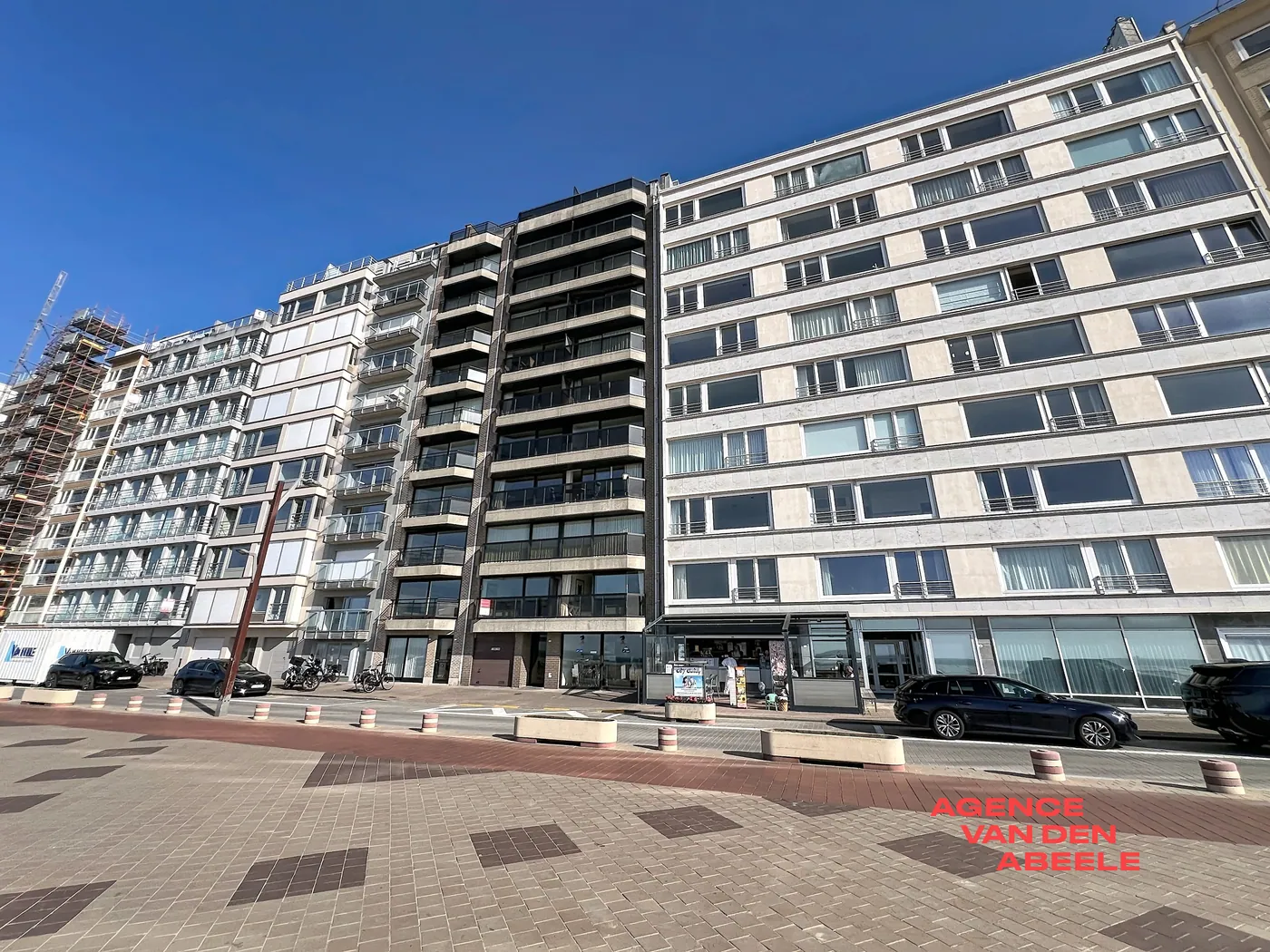 Op een topligging aan de Zeedijk in Duinbergen bevindt zich dit appartement met ongehinderd frontaal zeezicht.  - foto 2