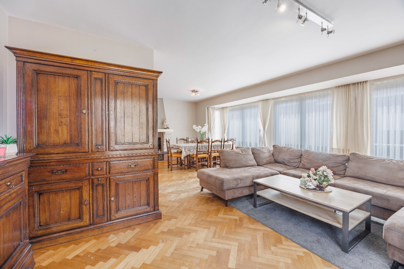 Ready-to-move-in, light-filled split-level house with spacious garage and terrace in a central location. - photo 4