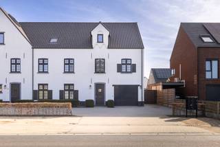 Instapklaar 2-slaapkamerappartement met 2 ondergrondse parkeerplaatsen en berging in Lille!Het nieuwbouw-appartement, gelegen op de eerste verdieping...