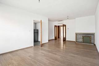 <p><strong>Instapklaar, gerenoveerd appartement met 2 slaapkamers pal in het centrum van Hove <br /><br /></strong><strong><u>Algemeen</u>:</strong> <br />- Gelegen op de 1e verdieping (geen lift)<br />- Bewoonbare oppervlakte: ca. 75m²<br />- Optimale lichtinval<br />- 2 ruime slaapkamers (ca. 14 en 9m²)<br />- Volledig geïnstalleerde keuken<br />- Grote leefruimte (ca. 30m²)<br />- 2 kelderbergingen<br />- Op wandel- en fietsafstand van scholen, winkels en openbaar vervoer<br />- Zeer vlotte bereikbaarheid naar Antwerpen - Mechelen - Brussel (E19)<br /><br /><strong><u>Gemeenschappelijke</u> </strong><strong><u>kosten</u>:<br /></strong>- Gemeenschappelijke kosten: ca. 130 euro/maand<br /><br /><strong><u>Technische kenmerken:<br /></u></strong>- Bouwjaar: 1968 - Renovatie: 2026 (badkamer, keuken en verwarming)<br />- Parlofoon aanwezig<br />- Verwarming via airco’s<br />- Dubbele beglazing met PVC profielen (2005)<br /><strong><u><br /></u></strong><strong><u>Indeling:<br /></u></strong>- Inkomhal met ingemaakte vestiairekast<br />- Apart gastentoilet<br />- Leefruimte<br />- Gesloten keuken met voorz. WM/DK (ca. 8m²)<br />- 2 slaapkamers (ca. 14 en 9m²)<br />- Badkamer met douche, toilet en wastafel</p>
<p><strong>Voor meer informatie kan u terecht op www.deboerenpartners.be</strong></p>