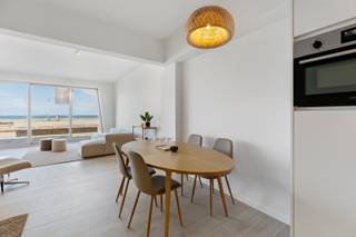 Ontdek dit charmante gelijkvloerse appartement, ideaal gelegen op toplocatie aan de Zeedijk van De Panne. Hier geniet u dagelijks van een...
