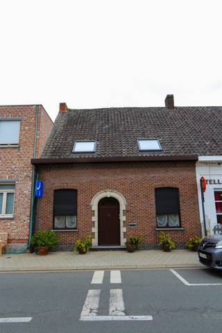 Ruime woning met zonnige koer en onderhoudsarme tuin<hr />Deze centraal gelegen woning biedt u verrassend veel ruimte, een praktische indeling en een zonnige buitenkoer. Het huis is degelijk gebouwd en ideaal voor wie een stevige basis zoekt om verder naar eigen smaak te moderniseren.<hr /><hr />Indeling:<hr />Grote leefruimte en aparte eetplaats<hr />Praktische keuken met veel opbergkasten en werkruimte<hr />Badkamer met ligbad, dubbele wastafel en toilet, er is nog een douche apart<hr />Meerdere gezellige zithoeken<hr />3 ruime slaapkamers met dakramen<hr />Extra berg-/stookruimte<hr />Zeer ruime veranda<hr /><hr />Troeven:<hr />Onderhoudsvriendelijke betegelde buitenkoer en tuin, diverse bijgebouwen<hr />Degelijke constructie en ruime vertrekken<hr />Centrale ligging, winkels en voorzieningen vlakbij<hr /><hr />Veel mogelijkheden voor renovatie en personalisatieDeze woning combineert ruimte, degelijkheid en een goede ligging. Ideaal voor wie zijn eigen stempel wil drukken. Startprijs 135 000 €, bel vandaag nog voor een bezoek.