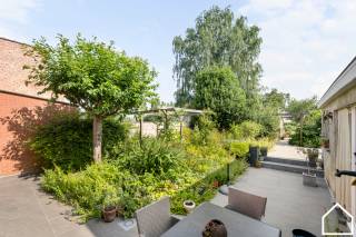 Deze charmante en goed onderhouden woning met z'n prachtige tuin biedt naast zijn landelijke verzichten ook nog eens  een toplocatie met tal van mogelijkheden op 100m van de Leie<br /><br />ONTDEK DE WONING VIA DE VIDEO: https://youtube.com/shorts/kUvLH4SetYg<br /><br />*De render foto's zijn louter gemaakt op basis van het schilderen van de muren in het wit en het plaatsen/leggen van lichte houten laminaat<br />*Met het plaatsen van dakisolatie en/of zonnepanelen heeft u aan de renovatieplicht voldaan<br /><br />INDELING:<br /><br />GLV: Inkomhal (5,6m²) - leefruimte met houtkachel (30,67m²) - keuken met frigo, oven spoelbak, gasfornuis (16,7m²) - badkamer met apart toilet, douchel, enkel wasmeubel en handdoekradiator (5,34m²) - dubbele garage met automatische sectionale poort (48,81m²) - terras (70m²) - tuin (780m²) - tuinhuis (30m²) - <br /><br />VERDIEPING 1: Nachthal (15,6m²) - 2 slaapkamers (10m² - 10m²)  <br /><br />VERDIEPING 2: Vaste trap naar de zolder (29,3m²) waar een 3de kamer gemaakt kan worden<br /><br />VERDIEPING -1: Kelder (6,5m²) <br /><br />EXTRA: Regenwater - steenputwater - de garage van de woning ligt volledig in woongebied waardoor er bovenop de garage nog een etage gezet kan worden<br />