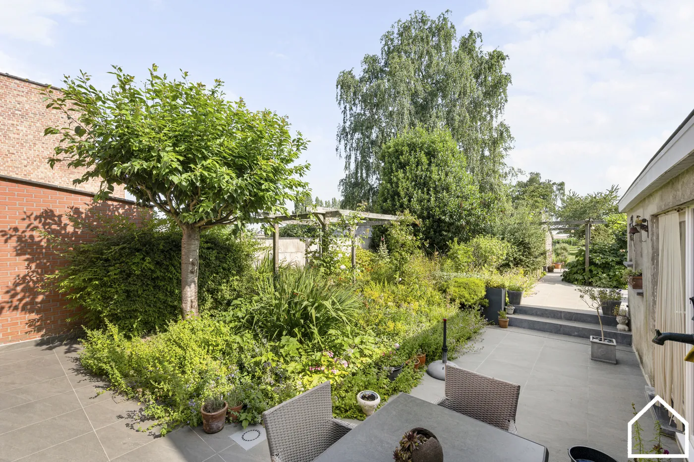 GEZELLIGE WOONST OP 925M² MET GROENE VERZICHTEN, 3 SLPKS, DUBBELE GARAGE EN TUIN - foto 2