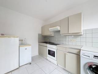 LAEKEN, dicht bij alle voorzieningen, pas gerenoveerd studio-appartement van ± 45m². Het is als volgt samengesteld: inkomhal, woonkamer van ±...