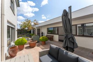 Dit prachtig aanbod is perfect gelegen tussen Ardooie, Izegem, Tielt & Roeselare!De super ruime woning heeft volgende indeling op de gelijkvloerse...