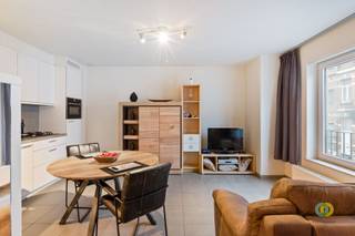 Op het eerste verdiep van een klein gebouw met lift vindt u deze lichtrijke studio voor één persoon. De leefruimte heeft een mooie lichtinval door...