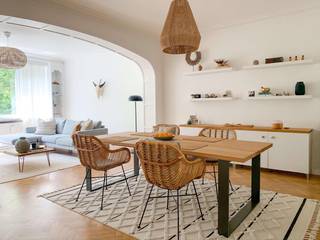 Dit ruime en instapklare appartement bevindt zich op de vierde verdieping en is gelegen in een uiterst gegeerde en levendige buurt tegenover het Harmoniepark.<br /><br />Het appartement maakt deel uit van een geïnventariseerd gebouw en blinkt uit in ruimte, authentieke elementen en hedendaags comfort.<br /><br />Bij binnenkomst valt direct de riante, lichtrijke woonkamer op. De raampartijen bieden een aangenaam en groen uitzicht.<br /><br />De keuken en badkamer werden beiden volledig gerenoveerd in 2019 met kwalitatieve materialen, zijn modern uitgerust en verkeren in perfecte staat.<br /><br />Het appartement beschikt over 2 slaapkamers én een aparte bureauruimte. Deze flexibele kamer leent zich perfect voor thuiswerk, maar kan ook worden omgevormd tot een derde slaapkamer.<br /><br />Aan de achterzijde bevindt zich een terras over de volledige breedte van het appartement. Dankzij de oostelijke oriëntatie geniet u hier in alle rust van uw eerste koffie in de ochtendzon en zonder inkijk van buren.<br /><br />Naast een gedeelde fietsenstalling op het gelijkvloers, is er ook een ruime privatieve kelderberging.<br /><br />De locatie is een absolute droom. Winkels, koffiebars, Brouwerij De Koninck en het Groen Kwartier liggen op wandelafstand. En te voet of met de fiets staat u in een mum van tijd in het bruisende stadshart.<br /><br />Daarnaast is de bereikbaarheid uitstekend: bij halte Harmonie stoppen tal van bussen en trams.<br />Ook de belangrijkste in- en uitvalswegen rond Antwerpen zijn vlot bereikbaar. <br /><br />Absolute troeven:<br />• Instapklaar: zowel Authentieke elementen als hedendaags comfort (2019 gerenoveerde keuken en badkamer)<br />• Grote bewoonbare oppervlakte van ca.140 m² met veel lichtinval<br />• Oostgericht gezellig terras zonder inkijk<br />• Energiezuinig: Zeer gunstig EPC-label B<br />• Droomlocatie en uitstekende bereikbaarheid <br /><br />KIJKDAGEN: zaterdag 5 en zondag 6 september 2026<br /><br />GEEN IMMO: Mechelsesteenweg205bus7@gmail.com<br />We contacteren u zo snel mogelijk