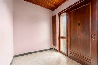 <p><strong>Ben je op zoek naar een gelijkvloerse woning met 2 slaapkamers, een garage en aangename buitenruimte in Lede? Zo gevonden!</strong></p>
<p>Gelegen in de rustige en groene omgeving van Impe, deelgemeente van Lede, combineert deze woning een landelijke woonomgeving met een vlotte bereikbaarheid. Het gezellige dorpskarakter en de nabijheid van Lede zorgen voor een aangename woonomgeving, terwijl ook het station van Lede en de belangrijkste verbindingswegen vlot bereikbaar zijn. Deze bungalow is gelegen op een perceel van 247 m² en beschikt over een bewoonbare oppervlakte van ca. 146 m². De woning heeft momenteel een EPC-label F en valt onder de renovatieverplichting, waardoor er renovatiewerken nodig zijn om het energiepeil te verbeteren. Dit biedt tegelijk de mogelijkheid om de woning volledig naar eigen smaak en wensen te moderniseren.</p>
<p>Via de inkomhal kom je in de leefruimte van ca. 22 m². Aansluitend bevindt zich de keuken van ca. 13 m², uitgerust met een kookplaat, dampkap, microgolfoven en dubbele spoelbak. Verder beschikt de woning over een praktische berging van ca. 5 m², een apart toilet en een badkamer van ca. 4 m² met ligbad en dubbele wastafel. De woning beschikt over twee slaapkamers van ca. 11 m² en 13 m². Daarnaast is er een ruime berging van ca. 19 m², die verschillende mogelijkheden biedt. De garage van ca. 18 m² zorgt voor extra parkeergelegenheid en bergruimte.</p>
<p>Buiten geniet je van een aangename buitenruimte met een terras van ca. 15 m², ideaal om te ontspannen of gezellig buiten te vertoeven. Daarnaast is er ruimte voor meerdere buitenparkeerplaatsen.<br /><br />Benieuwd naar de mogelijkheden van deze bungalow in Impe? Plan vandaag nog uw bezoek en ontdek zelf het potentieel van deze woning!</p>