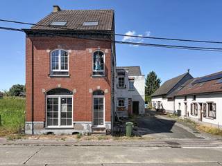 *** TE KOOP *** Geraardsbergen - Te renoveren halfopen bebouwing met grote tuin en garage, met een totale oppervlakte van ongeveer 329 m².<br /><br />Een renovatieproject met tal van indelingsmogelijkheden!<br /><br />Het project voorziet de volgende indeling: op het gelijkvloers een inkomhal met vestiaire, een open keuken verbonden met de eetkamer, een ruime woonkamer evenals een tweede eetruimte, een wasruimte en een apart toilet. Op de eerste verdieping bevinden zich twee slaapkamers (mogelijkheid tot drie), twee badkamers/doucheruimtes, een dressing en twee toiletten. Op de tweede verdieping bevindt zich een zolder die kan worden ingericht als slaapkamer of polyvalente ruimte volgens uw behoeften, met toegang tot een terras.<br /><br />Troeven: recente PVC-ramen met dubbele beglazing, garage, grote tuin van ongeveer 7 are met ideale westelijke oriëntatie, kelder, EPC-label "G" (942 kWh/m².jaar).<br /><br />Prijs: bieden vanaf € 149.000 (onder voorbehoud van aanvaarding door de eigenaars).<br /><br />Contact: 02.355.42.20 of 0494.28.38.88 (Taylor), of per e-mail via tubize@weinvest.be.
