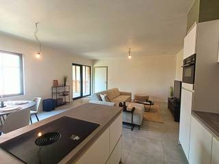 <p><span>Op zoek naar een comfortabel, energiezuinig appartement in een groene en rustige omgeving? Dit stijlvolle nieuwbouwappartement in residentie De Distillerie combineert modern wooncomfort met een uitzonderlijk uitzicht op de riante parktuin.</span></p>
<p><span>Het appartement bevindt zich op de eerste verdieping en beschikt over een lichtrijke leefruimte met open keuken, volledig uitgerust met kwalitatieve Siemens-toestellen: inductiekookplaat, ingebouwde dampkap, combi-oven, koelkast en vaatwasser.</span></p>
<p><span>Verder vind je er twee ruime slaapkamers, een moderne badkamer met douche en dubbele lavabo, een afzonderlijk toilet en een praktische berging. Via een vlizotrap bereik je bovendien de zolder, die extra opbergruimte biedt.</span></p>
<p><span>Een absolute troef is het ruime, overdekte terras met prachtig uitzicht op de parktuin: de ideale plek om in alle rust te genieten.</span></p>
<p><span>Dankzij zonnepanelen, een warmtepomp en ventilatiesysteem type D woon je hier energiezuinig en toekomstgericht.</span></p>
<p><span>Een private parkeerplaats en berging zijn inbegrepen in de prijs. Daarnaast zijn er gemeenschappelijke parkeerplaatsen met laadpaal voor elektrische voertuigen.</span></p>
<p><span>Een instapklaar nieuwbouwappartement met veel comfort, groen en ruimte.</span></p>
<p><span>Plan je bezoek en ontdek zelf wat dit appartement te bieden heeft.</span></p>