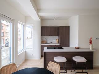 Op een uitstekende locatie in de Victor Braeckmanlaan te Sint-Amandsberg bevindt zich dit recent gerenoveerde appartement van ca. 60 m². Het is gelegen op de eerste verdieping van een kleinschalige residentie met slechts drie entiteiten. Deze ligging vormt ongetwijfeld één van de grootste troeven. Dankzij de vlotte verbinding naar het centrum van Gent, de nabijheid van belangrijke invalswegen en de uitstekende bereikbaarheid met het openbaar vervoer geniet u hier van een optimale mobiliteit. Daarnaast bevinden winkels, scholen, sport- en recreatiefaciliteiten zich op korte afstand, waardoor u alle dagelijkse voorzieningen binnen handbereik heeft.
Dit instapklare appartement combineert een hedendaagse afwerking met een praktische indeling, veel natuurlijke lichtinval en een energiezuinig karakter.
Bij het betreden van het appartement komt u terecht in een sfeervolle en bijzonder lichtrijke leefruimte, waar de grote raampartijen zorgen voor een aangename woonbeleving en een overvloed aan natuurlijk daglicht. Aansluitend bevinden zich de eethoek en de open keuken met kookeiland. Deze werd afgewerkt in een hedendaagse stijl en is volledig uitgerust met alle nodige inbouwtoestellen, waardoor comfort en functionaliteit perfect samenkomen.
Verder beschikt het appartement over een afzonderlijk gastentoilet en een smaakvol ingerichte badkamer, voorzien van een lavabo, een inloopdouche en een aansluiting voor een wasmachine. Er zijn twee slaapkamers aanwezig, waarvan één iets compacter en ideaal als kinder-, logeer- of bureauruimte. De ruime master bedroom biedt rechtstreeks toegang tot het aangename terras, waar u in alle rust kan genieten.
In de kelder beschikt elk appartement over een eigen privatieve bergruimte, wat zorgt voor extra opbergmogelijkheden. Dankzij de recente renovatie, de gunstige EPC-score, de lichtrijke ruimtes, de kwalitatieve afwerking en de uitstekende ligging vormt dit appartement een ideale opportuniteit voor zowel eigen bewoning als investering.
Bent u op zoek naar een instapklare woonst waar comfort, energiezuinigheid en bereikbaarheid centraal staan, dan is dit appartement in Sint-Amandsberg absoluut een bezoek waard.