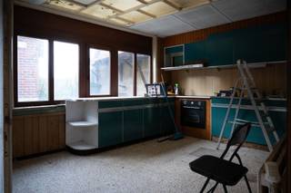 <p><span>Deze rijwoning is een woning die een volledige renovatie vraagt.</span></p><p><span>Het voordeel aan deze woning is dat er een garage, tuin, kelder en zolder is.</span></p><p><span>De indeling is klassiek met beneden de living, een afzonderlijke keuken en een berging.  Dit gelijkvloers kan perfect worden omgebouwd tot een ruime gezinswoning.</span></p><p><span>Een deel van de woning is onderkelderd.  </span></p><p><span>Boven is er een te renoveren badkamer die voldoende groot is voor renovatie.  Verder zijn er 3 slaapkamers.</span></p><p><span>De zolder is te bereiken met een soort brede trap, maar er is de mogelijkheid en opening om een vaste trap te plaatsen.</span></p><p><span> </span></p>