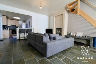 Welkom in deze instapklare woning, gelegen in een rustige straat vlakbij het centrum van Rumbeke.Je komt binnen via de inkomhal die leidt naar een...