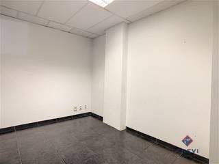 CHARLEROI : Bel espace au rez de chaussé de 104m² ACTUELLEMENT AFFECTE A USAGE DE BUREAUX PRIX SOUHAITE :165.000 € Possibilité de louer en court...