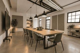 <p><span>Ontdek unit B2 in het exclusieve project Chocolaterie Antoine, met een oppervlakte van </span><strong><span>95,8 m²</span></strong><span>, uitsluitend bestemd voor vrije beroepen.</span></p>
<p><span>Het project is strategisch gelegen nabij </span><strong><span>de Louizalaan, de Waterloolaan en de Europese wijk</span></strong><span>, in een rustige en groene omgeving in het hart van Elsene. Bovendien geniet het pand van een uitstekende bereikbaarheid met de wagen en het openbaar vervoer.</span></p>
<p><span>Dit unieke project combineert </span><strong><span>industrieel erfgoed, hedendaagse architectuur en een modern en luxueus design</span></strong><span>, en biedt een exclusieve werkomgeving in het hart van Brussel.</span></p>
<p><strong><span>Verkoopprijs: €261.630 – verkoop onder het stelsel van registratierechten.</span></strong></p>