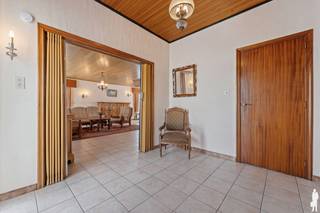 <strong>Te renoveren vrijstaande laagbouwwoning met bijgebouw op ruim hoekperceel te Sint-Katelijne-Waver.</strong><br />
<p><span>Deze vrijstaande laagbouwwoning met volledige onderkeldering bestaande uit een garage, berging en kelder alsook een afzonderlijk bijgebouw is gelegen op een mooi hoekperceel aan de Offendonkstraat en de Wilsonstraat, op een centrale locatie nabij het centrum van Sint-Katelijne-Waver. Dankzij de straatbreedte van circa 40 meter geniet het perceel van een uitstekende zichtbaarheid en tal van mogelijkheden.</span></p>
<p><span>De ligging vormt een belangrijke troef. In de gemeentekern en binnen een straal van ongeveer 2 km bevinden zich winkels, scholen, kleinhandel en diverse dienstverleningen. Een bushalte bevindt zich op slechts 100 meter van de woning, terwijl het treinstation bereikbaar is binnen ongeveer 3 km. Bovendien geniet u van een vlotte verbinding naar de R6 en de E19. <br />Talrijke groen- en recreatiemogelijkheden bevinden zich eveneens in de directe omgeving.</span></p>
<p><span>De woning werd opgericht in 1965 en steeds met zorg onderhouden. Hoewel de woning zich in een degelijke staat bevindt, dringt een grondige renovatie zich vandaag aan, zowel op vlak van technieken als afwerking. Dit biedt de toekomstige eigenaar de kans om de woning volledig naar eigen smaak en hedendaagse normen in te richten.</span></p>
<p><span>Een bijkomend voordeel is het volledig gelijkvloerse woonprogramma. De woning omvat een ruime inkomhal, een lichtrijke leefruimte met aansluitende keuken, een badkamer en twee volwaardige slaapkamers. Grenzend aan de keuken bevindt zich een gezellig overdekt terras waar het aangenaam vertoeven is.</span></p>
<p><span>Naast de woning staat een vergund bijgebouw van circa 48 m², opgericht in 1987. Dit gebouw beschikt over twee sectionaalpoorten en werd door de huidige eigenaars gebruikt als dubbele garage met bijkomende bergruimte. Tevens zijn aan- en afvoerleidingen voor water aanwezig, waardoor het gebouw voor diverse doeleinden kan worden aangewend.</span></p>
<p><span>Dankzij de ruime parkeermogelijkheden op eigen terrein, de interessante hoekligging en de combinatie van woning, kelder en multifunctioneel bijgebouw vormt dit pand een unieke opportuniteit voor wie op zoek is naar een renovatieproject met veel potentieel op een uitstekende locatie.<br /><br />Interesse en/of vragen, aarzel niet en contacteer ons kantoor te Keerbergen of Mechelen voor een bezichtiging!<br /></span></p>