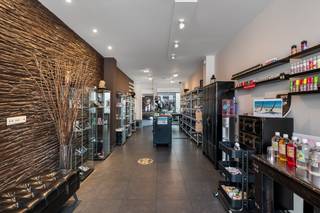 In het hart van Duffel bevindt zich deze opbrengsteigendom bestaande uit twee appartementen en handelsgelijkvloers. Het bruisende centrum, met zijn winkels, scholen, gezellige horecazaken en vlot bereikbaar openbaar vervoer, ligt op wandelafstand. Het is een zeer aantrekkelijke investeringsopportuniteit met een mooi rendement, aangezien de units reeds meerdere jaren stabiel verhuurd zijn.<br /><br />Het handelsgelijkvloers geniet hier van een goede visibiliteit en bereikbaarheid. De handelsruimte biedt verder tal van mogelijkheden en is geschikt voor allerlei doeleinden. De handelsoppervlakte bedraagt 96 m². Achter de handelsruimte kan u een binnenkoer, een eetruimte, een keuken, een toilet en een ruim terras terugvinden. <br /><br />Het appartement op de eerste verdieping is bereikbaar via de gemeenschappelijke inkomhal. De leefruimte kan u inrichten met een gezellige zithoek en een eetplaats. Aangrenzend bevindt zich de aparte keuken, dewelke mooi is geïntegreerd in het geheel en werd voorzien van de voornaamste toestellen. Verder geniet dit appartement nog van twee slaapkamers, een badkamer voorzien van lavabo en douchebad, een berging en een toilet.<br /><br />Via de gemeenschappelijke inkomhal is ook het tweede appartement (duplex) vlot bereikbaar. De leefruimte geniet hier van veel lichtinval door de grote raampartijen. Deze kan u inrichten met een gezellige zithoek en een eetplaats. Aangrenzend bevindt zich de keuken, voorzien van de voornaamste toestellen. Tevens geniet het appartement van een apart toilet, een berging en de badkamer voorzien van lavabo en douchebad. Via de binnentrap bereik je nog de ruime slaapkamer.<br /><br />Het EPC van het handelspand op het gelijkvloers geniet van een label D, het appartement op de eerste verdieping beschikt over een label D (382 kWh / m² jaar) en het appartement op de tweede verdieping beschikt over een label D (329 kWh / m² jaar).<br />Er is geen renovatieverplichting van toepassing.<br /><br />De elektrische installaties zijn conform het AREI en het gebouw is asbestveilig bevonden door de deskundige.<br /><br />Deze eigendom biedt een uitstekende kans voor wie op zoek is naar een rendabele investering. Dit is dan ook een uitstekende opportuniteit als u op zoek bent naar een charmant, kleinschalig appartementsgebouw met twee appartementen met handelsgelijkvloers in het hart van Duffel. Contacteer ons voor meer informatie op 0474/78.07.73 of via info@boonstravastgoed.be.<br /><br />Bijzonderheden :<br />- Centrum Duffel<br />- Opbrengsteigendom<br />- Handels + 2 appartementen