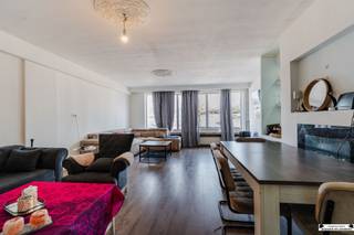 <h2><span>Te renoveren ruim 2-slaapkamerappartement met zonnig terras op toplocatie in Borgerhout!<br /><br /></span></h2><p><span>Bent u op zoek naar een appartement dat u volledig naar eigen smaak kunt renoveren? Dan is dit ruime 2-slaapkamerappartement op de eerste verdieping van een verzorgd gebouw met lift zeker een bezoek waard.</span></p><p><span>Dankzij de centrale ligging bevindt u zich op korte afstand van het centrum van Antwerpen, winkels, scholen, openbaar vervoer en de belangrijkste invalswegen, waardoor u geniet van een uitstekende bereikbaarheid.</span></p><p><span>De ruime en lichtrijke leefruimte aan de voorzijde sluit aan op de keuken. Aansluitend bevindt zich een praktische berging, ideaal als extra opbergruimte.</span></p><p><span>Het appartement beschikt over twee volwaardige ruime slaapkamers, waarvan één met rechtstreekse toegang tot het ruime, zuidwest georiënteerde terras.</span></p><p><span>De badkamer is uitgerust met een inloopdouche en een enkele wastafel. Daarnaast is er een apart gastentoilet.</span></p><p><span>Dit appartement vormt de ideale basis voor wie op zoek is naar een renovatieproject met tal van mogelijkheden op een uitstekende locatie.</span></p><p><span> </span></p><h3><span>Bijzonderheden:</span></h3><ul><li><span>Ruime en lichtrijke leefruimte</span></li><li><span>Twee volwaardige slaapkamers</span></li><li><span>Zuidwest georiënteerd terras</span></li><li><span>Verzorgd gebouw met lift</span></li><li><span>Privatieve kelderberging</span></li><li><span>Centrale ligging nabij Antwerpen, winkels, openbaar vervoer en belangrijke invalswegen</span></li><li><span>Ideaal renovatieproject met veel potentieel</span></li></ul><p><span> </span></p><p><span>Interesse in dit appartement met tal van mogelijkheden? Neem vandaag nog contact met ons op voor meer informatie of om een bezoek ter plaatse in te plannen.</span></p><p><span> </span></p><p><span> </span></p><p><span> </span></p><p><span> </span></p>