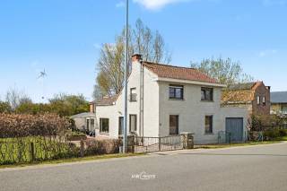 In een rustige, landelijke omgeving in Sint-Gillis-Waas bevindt zich deze charmante open bebouwing op een zuidgericht perceel van 750 m². De woning...