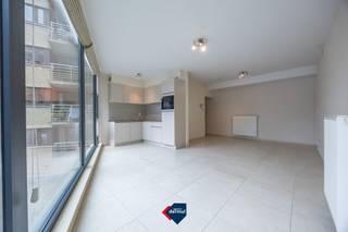 <p>Dit aangename en instapklare 2-slaapkamerappartement is gelegen in een jonge residentie uit 2010, midden in het bruisende centrum van Oostende. Het appartement geniet van een uitstekende ligging, op wandelafstand van winkels, restaurants, openbaar vervoer en alle dagelijkse voorzieningen. De zonnige leefruimte zorgt voor een fijne plek om te ontspannen en te genieten van het stadsleven. Daarnaast beschikt het appartement over twee slaapkamers en een gezellig terrasje. Een ideale eigendom voor wie comfortabel wil wonen in de stad, maar ook een uitstekende keuze als tweede verblijf aan zee.</p>