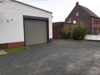 Deze praktische loods is goed gelegen op de grens van Merelbeke/Oosterzele/Zwalm en Gavere.De automatische poort geeft u toegang tot een handige...