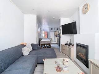 Praktische Rijwoning met 3 SLPK én tuin!In het hart van Gijzegem vinden we deze karaktervolle en instapklare rijwoning terug, die charme en comfort...