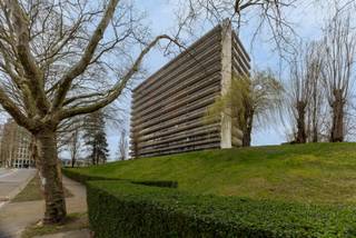 Immo Pické biedt u dit uiterst gunstig gelegen appartement aan, gelegen in de nabijheid van scholen, winkels, openbaar vervoer, invalswegen en alle voorzieningen. Dit appartement, gelegen op de 7e verdieping (met lift), beschikt over een inkomhal, een lichtrijke woonkamer met eetplaats, een keuken, een nachthal, twee slaapkamers (13m² en 9,50 m²), een toilet, een berging en een badkamer. Daarnaast beschikt dit appartement ook nog over een leuk terras dat zicht geeft op het kanaal. Maandelijkse lasten: +- 300 euro per maand (893 per trimester). De verwarming, het water, het onderhoud van de gemene delen, de syndicus, de brandverzekering, het gebruik van de lift, ... zijn allemaal inbegrepen in deze lasten.