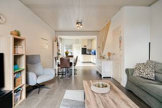 Cette maison confortable dispose d'un espace de vie confortable, d'une cuisine ouverte avec cuisinière à gaz, d'une hotte, d'un réfrigérateur,...