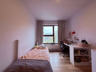 Aan de Koeikensgracht, vlakbij de studentenbuurt van Antwerpen, vinden we deze studentenkamer te koop. Het gebouw kreeg de naam campus Eilandje vanwege de centrale ligging tussen het Eilandje en de universiteitsbuurt. Deze studentenkamer is gelegen op de tweede verdieping aan de binnentuin.Indeling:- inkom- eigen badkamer met toilet, lavabo en douche- ruime bureau- slaapruimte Het gebouw is ook voorzien van:- een volledig geïnstalleerde gemeenschappelijke keuken (op elke verdieping) met terras- gemeenschappelijke studeerruimte- gemeenschappelijke fietsenbergingDe studentenkamer is verhuurd voor 1 jaar aan een huurprijs van €550per maand.Troeven:- recent gebouw- dubbele beglazing in aluminium- lage EPC waarde- lift aanwezig in het gebouw- fietsenberging Kortom ideaal voor studenten of als investering! "Deze AI-visualisaties zijn bedoeld als inspiratie. Er werd geen rekening gehouden met technische specificaties, stedenbouwkundige voorschriften of de concrete mogelijkheden tot realisatie."Bent u geïnteresseerd in een appartement of woning te koop in Antwerpen? Aarzel dan niet om ons te contacteren. Had u graag uw eigen eigendom te koop aangeboden contacteer ons dan voor een vrijblijvende schatting, telefonisch op het nummer 03/206.76.76 of per mail naar antwerpen@dewaele.com.Ook voor alle andere vragen omtrent vastgoed, kopen of verkopen kan u steeds bij ons terecht!