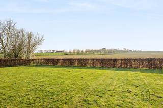 Ruime instapklare villa op gunstige ligging, op het gelijkvloers bestaande uit, inkomhall, vestiaire, ruime living, ingerichte leefkeuken,...