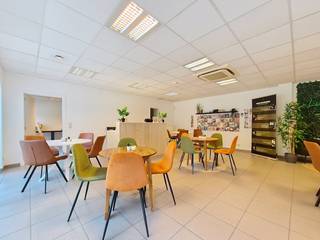 Ce bureau à louer lumineux et prêt à emménager bénéficie d'un emplacement très pratique à proximité de la sortie E17 (UZ Gent), avec de nombreux passages et donc une excellente visibilité. Le bureau est facilement accessible en voiture et en transports en commun. La propriété dispose également de 2 places de parking souterraines fixes, avec la possibilité de louer une troisième place. En outre, il y a également de nombreuses places de stationnement dans la rue.L'espace peut également être parfaitement utilisé comme entreprise.Surface : Bureau (rez-de-chaussée) : 94 m²Spécifications : - Coin cuisine- Sanitaire- Chaudière murale à gaz à condensation- Sol carrelé- Plafond du système- Système d'alarme- Système de ventilation- Pompe à chaleur avec système de refroidissement- 2 places de parking souterraines- Possibilité de promotion dans la rueDisponibilité : Disponible immédiatement.Ce bureau à louer à Gand vous intéresse ? N'hésitez pas à nous contacter au 09 245 35 35 ou à business.gent@dewaele.com.