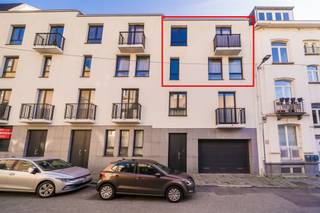 <p><span>Mooi, lichtrijk en recent 2 slaapkamer duplex appartement op de 2de & 3de verdieping (zonder lift), gelegen op een super goede locatie in een rustige straat, vlakbij de Europese wijk. Compacte inkomhal met vestiairekast en apart toilet. Lichtrijke leefruimte met een volledig ingerichte keuken en eethoek. Terras aan de achterzijde. Op de bovenverdieping, een nachthal met apart toilet. Een 1ste slaapkamer met dressinghoek en aansluitende badkamer met douche en lavabo. Alsook een ruime master bedroom met balkon en een ensuite badkamer met ligbad en dubbele lavabo. Het appartement heeft ook een praktische bergzolder en private kelder. Ruime parking plaats mee aan te kopen (+ € 36.000). Zeer goede ligging, op wandelafstand van het openbaar vervoer, de Europese instellingen, Metro, winkels en restaurants.</span></p><p><span> </span></p>
