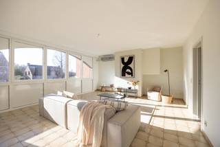 GRONDPLAN + 3D + FLOORPLANNER + VOLLEDIGE BESCHRIJVING OP DE WEBSITE www.bauwensvastgoed.be

Ruim en Instapklaar Duplex Appartement met Dakterras

Dit lichtrijke duplex appartement is gelegen in de wijk "Neerland" te Wilrijk, op een toplocatie vlak bij het Natuurreservaat Groen Neerland, het Park van Eden, UA Campus Drie Eiken en het UZA. Daarnaast ligt het op een boogscheut van het centrum van Wilrijk en biedt het vlotte verbindingen naar Antwerpen, Brussel en Gent, zowel met de wagen als via het openbaar vervoer. Hier combineer je het beste van twee werelden: wonen in een groene omgeving en toch overal dichtbij.

Via de traphal kom je in de lichtrijke leefruimte met eetplaats en open keuken. Deze verdieping beschikt over vloerverwarming en geeft toegang tot een ruim dakterras. De keuken is uitgerust met een kunststof werkblad, gasfornuis, vaatwasser, koelkast, diepvries en een losstaande microgolfoven. Aansluitend bevindt zich de techniek-/wasberging. De vloerafwerking bestaat uit stijlvolle keramische tegels.

Op de tweede verdieping bevinden zich drie volwaardige slaapkamers, een overloop en een badkamer. De badkamer is stijlvol afgewerkt met natuursteen en voorzien van een ligbad, regendouche en een badkamermeubel met dubbele lavabo. De overige ruimtes zijn afgewerkt met laminaatvloeren.

- Private inkom
- Geen vaste kosten
- Terrasbalustrade wordt nog door verkoper vernieuwd (zie staging foto's)

