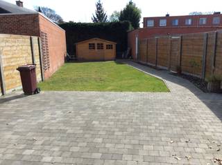 Volledig gerenoveerd gelijkvloers appartement met grote zuider tuin en aanpalende extra brede garage.