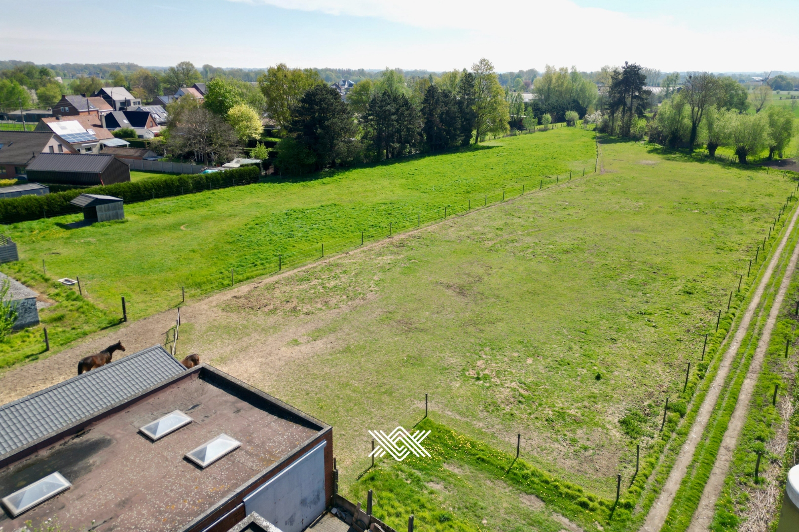 Veelzijdige eigendom met woningen, handelspand en weide - foto 3