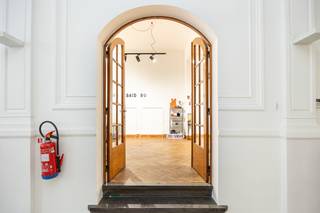 <p>In dit authentieke gebouw genaamd ‘The Grain Embassy’ op het Eilandje komt deze prachtige kantoorruimte beschikbaar.<br /><br />Dit karaktervolle pand, een echte landmark op de Londenstraat in Antwerpen, bevindt zich op wandelafstand van het MAS en Park Spoor Noord en biedt een unieke kans voor wie op zoek is naar een kantoorruimte of showroom te huur in Antwerpen.<br /><br />De beschikbare oppervlakte van ca. 100 m² bevindt zich op het gelijkvloers en combineert historische charme met hedendaags comfort.<br /><br />Vooraan ligt een polyvalente ruimte die perfect kan dienen als kantoor, showroom of winkel. Achteraan bevindt zich een extra ruimte die kan gebruikt worden als uitbreiding van de showroom of als stockage. Dankzij de hoge plafonds met moluren, de parketvloer en de overvloedige lichtinval straalt het geheel een stijlvolle en professionele sfeer uit. Bovendien beschikt de ruimte over privatief sanitair en een kitchenette, wat het dagelijkse gebruik bijzonder praktisch maakt.<br /><br />De ligging op de Londenstraat is niet alleen uiterst zichtbaar, maar ook vlot bereikbaar dankzij het openbaar vervoer dat voor de deur stopt. Dit maakt de locatie ideaal voor ondernemers die hun kantoor of showroom in Antwerpen willen vestigen op een plek die uitstraling, bereikbaarheid en identiteit perfect combineert.<br /><br />Huurprijs : 1.625 €/maand (excl. kosten en gemeenschappelijke lasten)<br />Kosten : 340 €/maand<br />Gemeenschappelijke lasten : 255 €/maand<br /><br />Op zoek naar een kantoor of showroom te huur in Antwerpen? Neem contact op met Julie via julie@reds.be.</p>