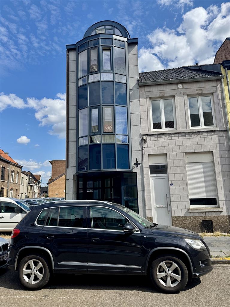 Opbrengstgebouw met twee appartementen in hartje Maaseik.  - foto 2