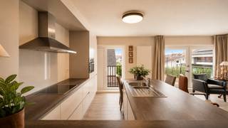 Mooi gerenoveerd appartement in een verzorgd gebouw nabij de Bondgenotenlaan te Heist-aan-Zee. Het appartement omvat 2 volwaardige slaapkamers en geniet van een open en aangenaam zicht. Asbestveilig - Energielabel B. <br /><br />De ligging is uitstekend met alle voorzieningen als het station, de markt, alle winkels en het strand binnen wandelafstand. <br /><br />Indeling: Inkomhal, een gezellige woonkamer met veel lichtinval en een open en ingerichte keuken met eeteiland. Naast de keuken een terrasje. Verder twee volwaardige slaapkamers en een ingerichte badkamer met inloopdouche. Apart toilet en bergruimte aanwezig. <br /><br />Er is een gemeenschappelijke fietsenberging toebehorende aan het gebouw en een privatieve kelderberging. <br /><br />Bezoeken? Contacteer Willem Cauwels op tel 050.89.27.70