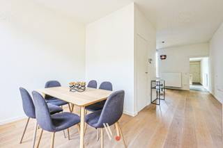 Dit prachtig appartement, perfect gelegen in het hart van Izegem, is ideaal als opbrengsteigendom of voor eigen bewoning.<br />Recentelijk volledig gerenoveerd, biedt het alle comfort dat je zoekt. <strong>Bovendien zijn er zonnepanelen aanwezig. </strong><br />Met een EPC-label B en conforme elektriciteit ben je verzekerd van een energiezuinige en instapklare thuis.<br /><br />Bij het binnenkomen kom je in de inkomhal, van waaruit je via de trap naar de eerste verdieping gaat. Hier vind je een gezellige eetplaats, een ruime leefruimte, een moderne keuken en een stijlvolle badkamer. Vanuit de keuken heb je toegang tot het ruime en zonnige terras, perfect voor ontspanning of een gezellige BBQ.<br /><br />Op de tweede verdieping bevinden zich twee comfortabele slaapkamers, ideaal voor een gezin of als werkruimte.<br /><br />Heb je interesse in deze unieke kans? Grijp dan nu je kans en contacteer Brecht. 