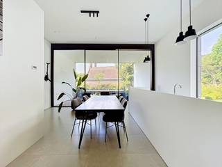 LOCATION<br />Situated on a quiet cul-de-sac, you can enjoy complete peace and quiet here, whilst all the main roads to and from Ghent are nearby. UZ Gent, Maria Middelares, the Zwijnaarde Technology Park and public transport are also in the immediate vicinity.<br /><br />LAYOUT<br />Upon entering the property, you find yourself in a well-maintained entrance hall providing access to all the rooms on the ground floor. Here you will find the fully equipped, high-quality kitchen with dining area. Through the large windows, there is direct access to the sunny terrace and the cosy garden. Furthermore, on this floor you will find a toilet, a first bedroom with an en-suite bathroom, and two further practical storage rooms. On the mezzanine level is the spacious open-plan living area, which is bathed in light thanks to the large windows. Adjacent to this is a pleasant terrace where you can relax in the morning sun. The first floor comprises two further full-sized bedrooms, a toilet and a second bathroom. In addition, a stylish home office has been integrated into the night hall. An added bonus is the spacious basement with a practical storage room and laundry area, featuring direct access to the underground car park.<br /><br />Rent: €2055/month for the property + €90/month for parking <br />Fixed costs: €45/month for garden maintenance<br />Available from 15 July 2026<br />Lease term: 9 years (option to rent through a company)<br />EPC: A rating - 28 kWh/m²<br />RESIDENCE REQUIRED