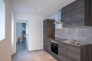 Welkom in deze prachtige woning in het hart van Meulebeke, waar comfort en stijl samenkomen. Met een bewoonbare oppervlakte van maar liefst 160m² biedt deze gezinswoning u drie ruime slaapkamers en een stijlvolle, moderne badkamer. Geniet van de grote lichtinval in elke kamer dankzij de frisse en moderne afwerking.De woonruimte straalt een gezellige sfeer uit, perfect voor ontspanning. De goed uitgeruste keuken nodigt uit, compleet met hedendaagse toestellen en duurzame materialen.Buiten wacht een ruime tuin van 165m², ideaal voor zomerse barbecue's of een rustige middag in de zon. De privacy is gegarandeerd dankzij de omheinde perceel. Hoewel de woning geen garage heeft, is er voldoende parkeergelegenheid in de buurt.De locatie is een ander groot pluspunt: dichtbij scholen, winkels en openbaar vervoer, waardoor het dagelijks leven en woon-werkverkeer bijzonder praktisch zijn. Met dit huis investeert u in een toekomst vol woonplezier in een prachtige buurt.Interesse? Bel ons gerust op 056 96 08 00 of mail naar info@property-vastgoed.be voor meer info of een bezoek.