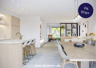 <p><span>In </span><span>Project Pirouet</span><span> woon je ruim, licht en toekomstgericht. Deze zes gezinswoningen zijn ontworpen voor wie graag ruim woont, zonder in te boeten aan gezelligheid en huiselijkheid.</span></p><p><span>Elke woning beschikt over een open leefruimte met grote raampartijen, ruime slaapkamers en een mooi budget voor keuken en sanitair. Kwalitatieve vloeren, een private tuin met sfeervol terras en een inpandige garage of carport zorgen voor dagelijks comfort. Uniek is de </span><span>volwaardige zolderverdieping met vaste trap</span><span>, die je volledig naar eigen wens kan invullen: extra slaapkamer, bureau, speelkamer of hobbyruimte.</span></p><p><span>De woningen zijn volledig </span><span>future-proof</span><span> uitgerust met warmtepompen, zonnepanelen, vloerverwarming, regenwaterrecuperatie en doorgedreven isolatie. Het lage E-peil garandeert niet alleen een aangenaam binnenklimaat, maar ook lage energiekosten en een minimale ecologische impact.</span></p><p><span>Dankzij persoonlijke klantenbegeleiding geniet je van </span><span>volledige ontzorging</span><span>: van toonzalen en materiaalkeuzes tot kleuradvies en inrichting, steeds afgestemd op jouw stijl en budget.</span></p><p><span>Extra voordeel:</span><span> deze woningen komen in aanmerking voor </span><span>6% btw</span><span> (onder de wettelijke voorwaarden). Duurzaam wonen én slim investeren gaan hier hand in hand.</span></p><p><span> </span></p>
